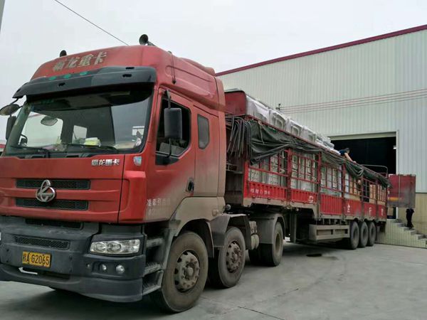 發(fā)往廣西醫(yī)院的一車病床裝車 發(fā)往廣西醫(yī)院的一車病床裝車